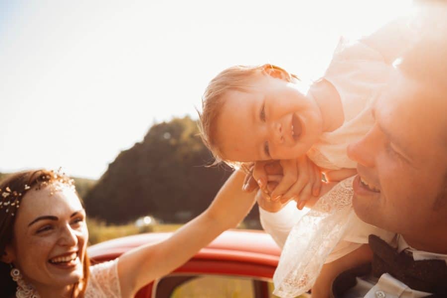 niños viajando en coche